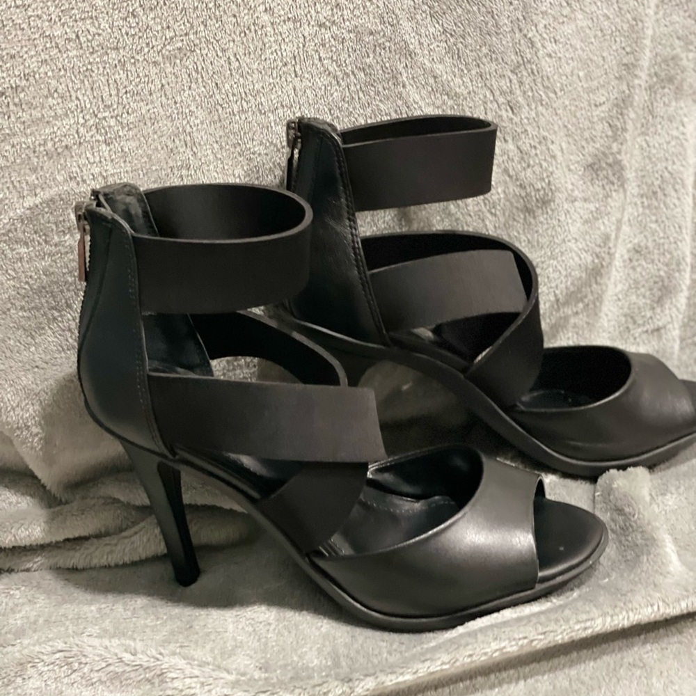Kenneth Cole reaction black pumps/heel size 7 medium.